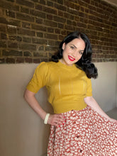 Indlæs billede til gallerivisning The &quot;Frances&quot; Short Sleeve Pullover Jumper in Light Mustard, Classic 1940s &amp; 50s Vintage