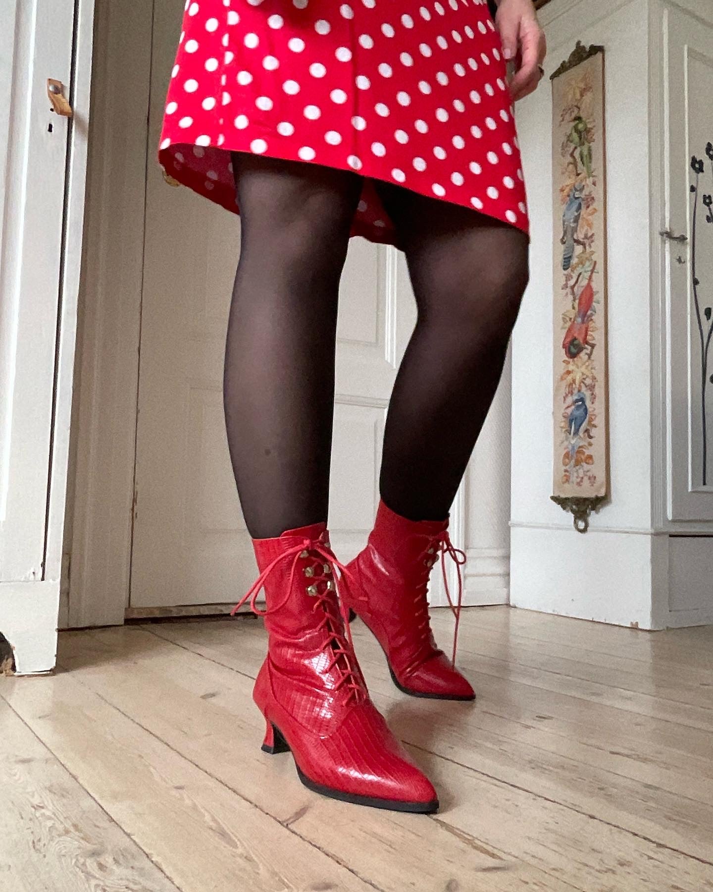 Fede røde støvler i lækkert feminint look ! Stylistuniverset